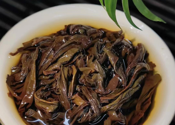 Gorąca lub zimna herbata oolong z kwiatowym aromatem