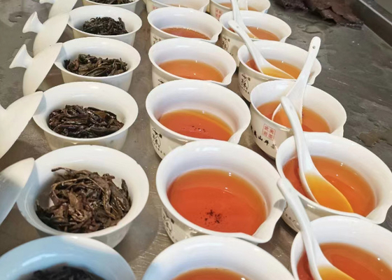 Gorąca lub zimna herbata oolong z kwiatowym aromatem
