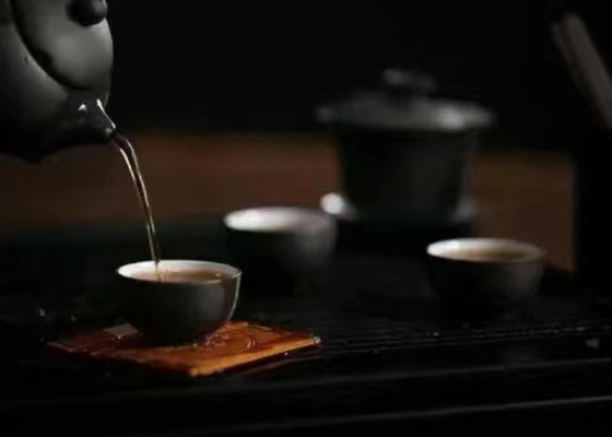 Gorąca lub zimna herbata oolong z kwiatowym aromatem