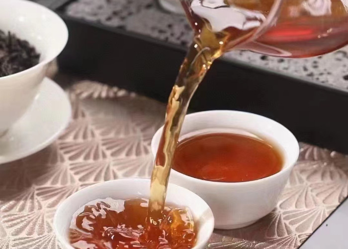 Herbata z skały Wuyi to herbata oolong, produkowana na górze Wuyi w północnym Fujianie, drzewa herbaciarskie rosną w szczelinach skały